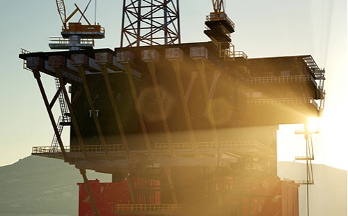 保養(yǎng)機(jī)器部件配件 油起到了很好的保養(yǎng)作用那么槽型托輥在保養(yǎng)的時(shí)候什么時(shí)候要換油什么時(shí)候 多少才適合    如果換油太少，槽型托輥的軸承就會(huì)提前報(bào)廢；如果換油過(guò)多，摩擦托輥就會(huì)陷入困境或長(zhǎng)期危害動(dòng)力線(xiàn)圈和卷線(xiàn)。那么槽型托輥托輥該如何維護(hù)呢？槽型托輥廠(chǎng)家為大家講解一下，希望對(duì)大家有所幫助：   決定什么時(shí)候潤(rùn)滑以及什么時(shí)候停止注油的方式非常簡(jiǎn)單：制定一個(gè)基礎(chǔ)線(xiàn)、制定觀(guān)察計(jì)劃表和注油的時(shí)候進(jìn)行監(jiān)測(cè)。