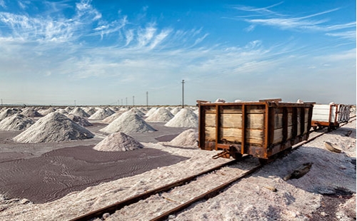 DY移動(dòng)帶式輸送機(jī)主要特點(diǎn):采用高精度，硬具面齒輪，其承載能力高，(比軟具面具輪提高2-3倍)；壽命長(zhǎng)(可達(dá)10年)；結(jié)構(gòu)聚湊，占地面積小(可減少50%以上)；重時(shí)輕，體積小(可降低50%)；尤其是垂直傳動(dòng)結(jié)構(gòu)形式，更適于煤礦井下礦山運(yùn)輸機(jī)械上使用。DY型移動(dòng)式膠帶輸送機(jī)是一種工效高， 實(shí)用，機(jī)動(dòng)性好的連續(xù)輸送裝卸設(shè)備。主要用于裝卸地點(diǎn)經(jīng)常變更動(dòng)的場(chǎng)所，如：港口、碼頭、車(chē)站、煤場(chǎng)、倉(cāng)庫(kù)、建筑工地、